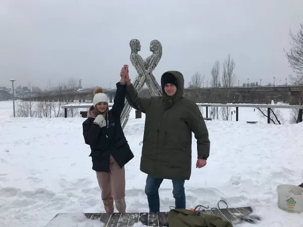 Пара закоханих прикувала одне одного ланцюгом, з яким спробує прожити три місяці (фото)