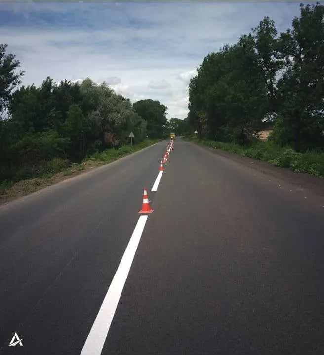 На волинській трасі наносять дорожню розмітку (фото)