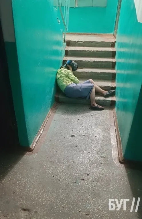 На Волині жінку через суд виселили з квартири за пиятику та дебош: вона спить під під'їздом (фото)