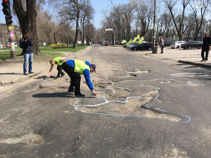 Як добитися компенсації за пошкодження авто через яму на дорозі, – пояснює юрист