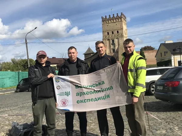 На Замковій площі в Луцьку виявили мурування середньовічної забудови (фото, відео)