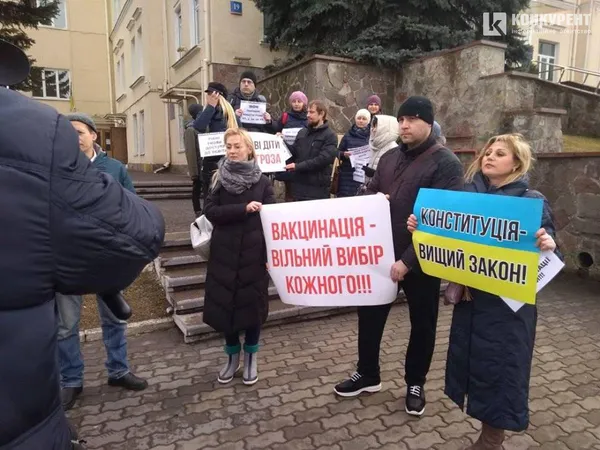 «Не проти вакцинації – проти дискримінації»: у Луцьку протестують батьки (фото, оновлюється)