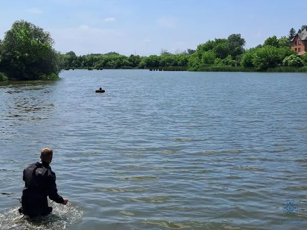 У Луцьку водолази витягли з річки людину (фото)
