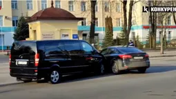 У Луцьку легковик «підставився» під бус на світлофорі (відео)