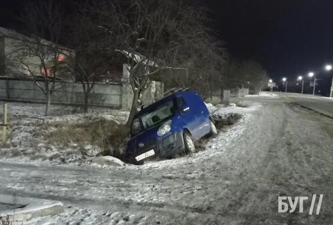 У Нововолинську авто з'їхало в кювет (фото)
