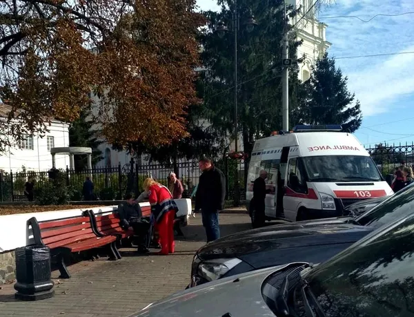 На Театральному майдані до чоловіка викликали швидку (фото)