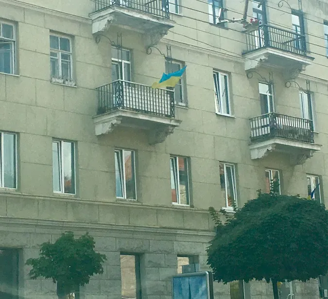 Синьо-жовті балкони Луцька: День Незалежності на фото під іншим кутом