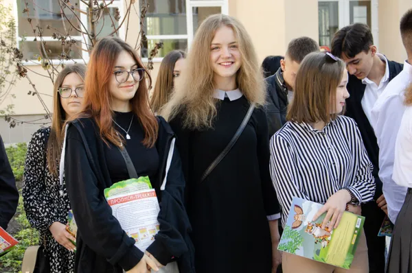У Нововолинську відбулися урочисті лінійки для першачків і випускників (фото)