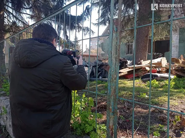 У старому будинку на Ярощука у Луцьку демонтували дах: що відбувається (фото, відео)