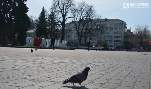 Карантинна весна у Луцьку: маски, черги і малолюдні вулиці (ФОТО)