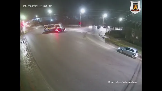 ДТП на перехресті: у Луцьку Tesla «влетіла» в автобус (відео)