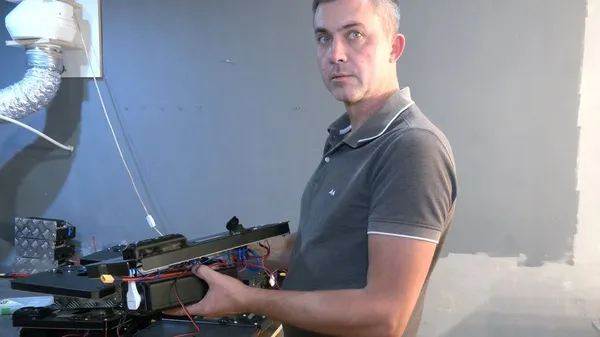 Майстер з Луцька робить для військових зарядні станції, які не бояться ні дощу, ні болота (фото, відео)