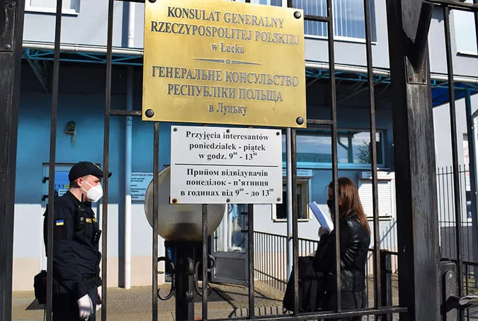 Біля Генконсульства Польщі в Луцьку – черги: нацгвардійці стежать за порядком (фото)