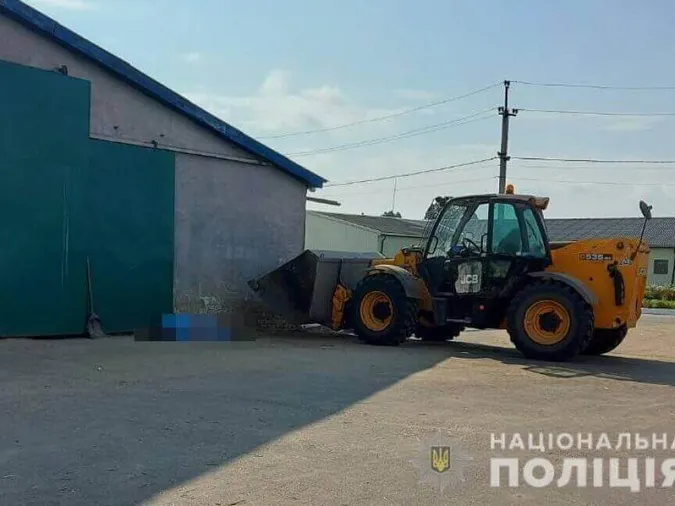 Притиснув до стіни ковшем: на Волині за смерть жінки судять водія навантажувача