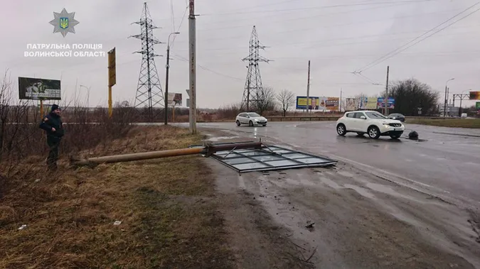 На трасі з Луцька до Рівного лежить багато повалених дерев (фото)