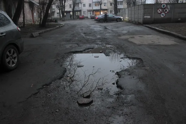 Комунальники перерили луцький двір, а місто не хоче його ремонтувати (фото)