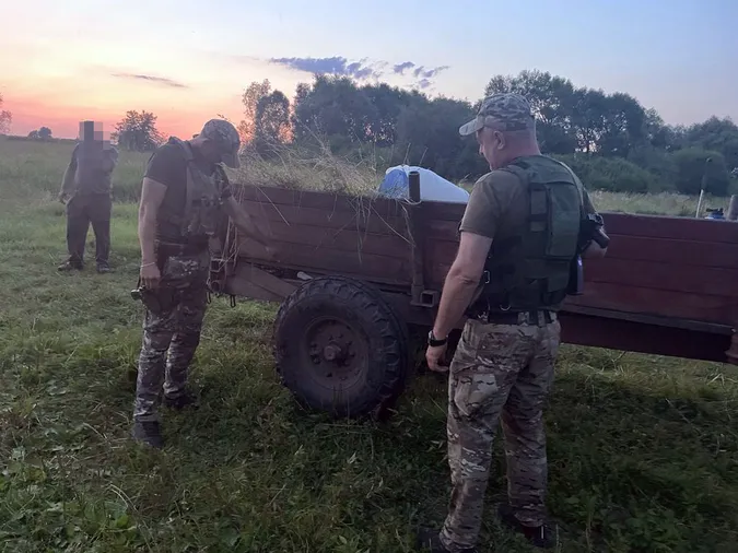 На Волині трактор тягнув підводу з сигаретами до Польщі (фото)