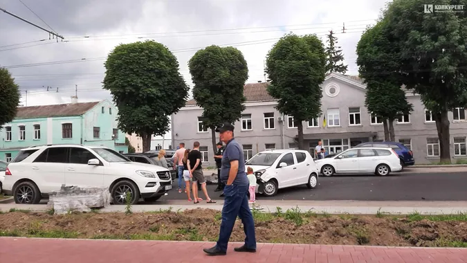 На свіженькому асфальті: у Луцьку – перша аварія на оновленому проспекті (фото, відео)