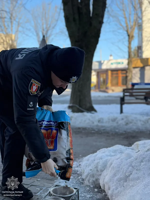 Смаколики замість штрафів: вулицями Луцька пройшов зворушливий рейд