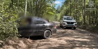 На Волині патрульні витягнули автомобіль, який застряг у піску (відео)