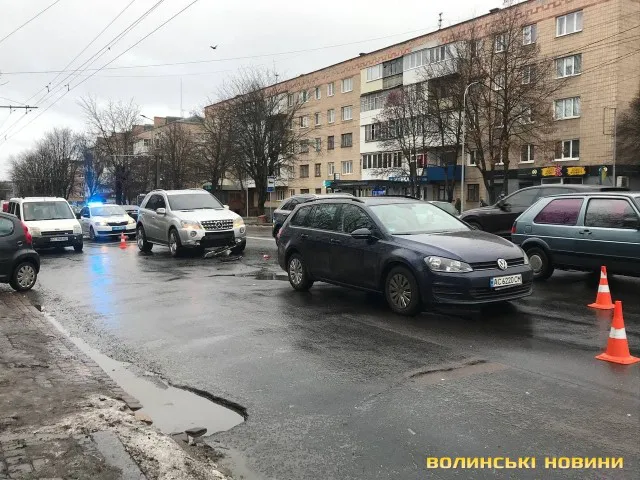 У Луцьку на Рівненській Mercedes протаранив Volkswagen (фото)