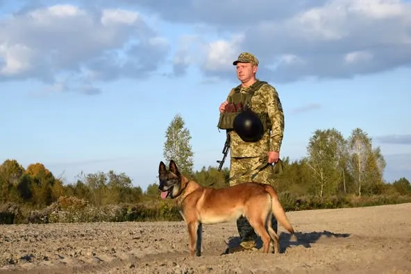 Волинський прикордонник і його собака разом 7 років на варті порядку (фото)