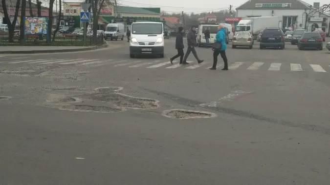 «Де дороги?» У Рожищі фарбою обмалювали ями на дорогах (фото)