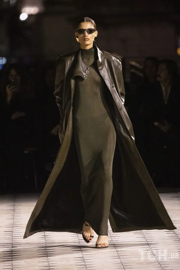 Шкіряні тренчі, косухи та довгі «голі» сукні: Дім Saint Laurent презентував колекцію весна-літо 2023