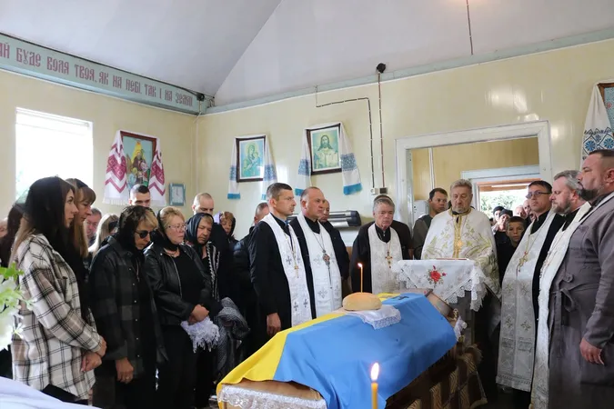 Прапор вручили синові: на Волині попрощалися із Героєм Сергієм Кацавальським (фото)