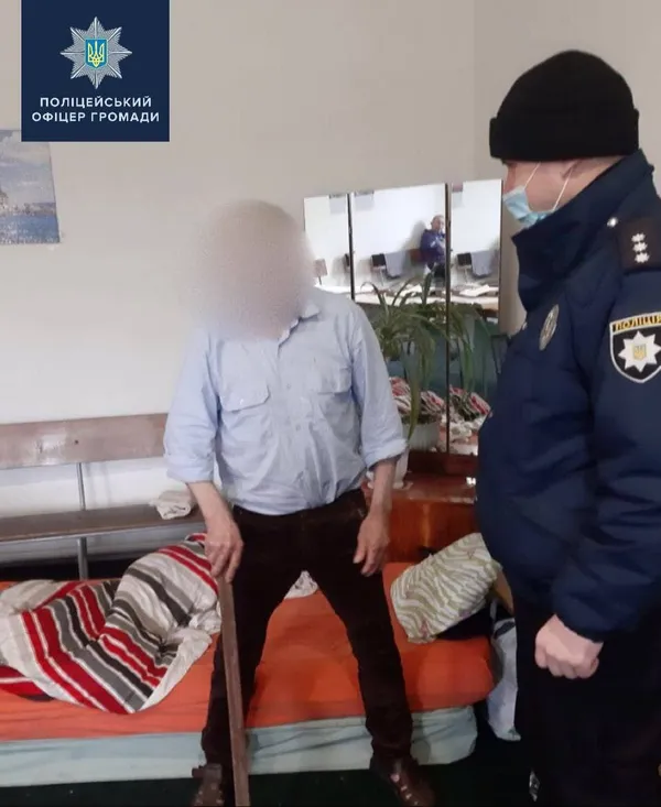 На Волині поліцейський допоміг дідусеві, який жив у напівзруйнованому будинку