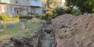 У Луцьку спочатку ремонтують двори, а потім знов розривають нову бруківку (відео)