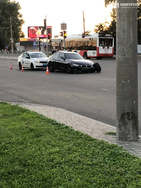 У «бехи» вилетіло колесо: у Луцьку біля «Там-Таму» стукнулись дві автівки (фото)