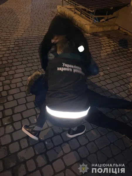 У Луцьку затримали шахрая, який видурював у пенсіонерів гроші за схемою «ваш родич у біді» (фото, відео)