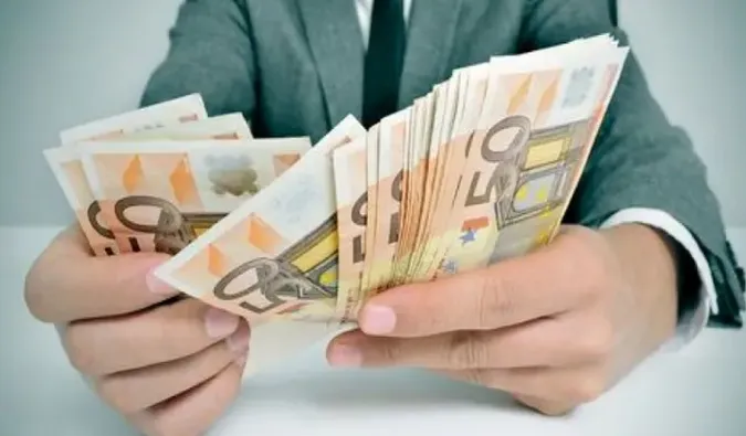 Як за рік змінилися зарплати в Україні: кому платять найбільше