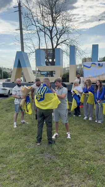 У Луцьку зустріли звільненого з полону бійця (фото)