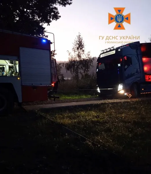 На Волині біля прикордонного села фура застрягла у багнюці (фото)
