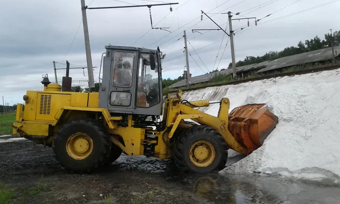 Волинські дорожники вже отримали перші п’ять вагонів «зимової» солі (фото)