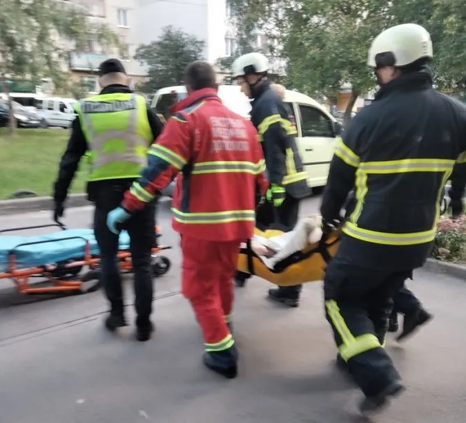 Потребувала медичної допомоги: у Луцьку визволили пенсіонерку з зачиненої квартири (фото)