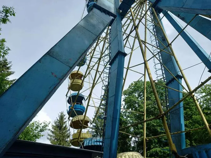 Розповіли, коли запрацюють відновлені атракціони у луцькому парку (відео)