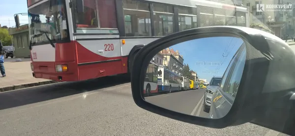 На проспекті Волі в Луцьку зупинилися тролейбуси (фотофакт)