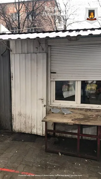 Муніципали зробили контрольну закупку сурогату на ринку в Луцьку: вилучили 12 літрів