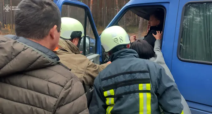 На Волині бус врізався в припарковану вантажівку: водія вирізали рятувальники (фото)