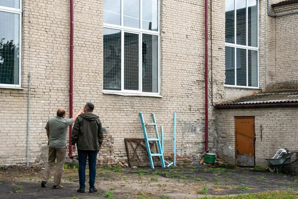 Сильний вітер зірвав дах і потрощив вікна у навчально-реабілітаційному центрі на Волині (фото)