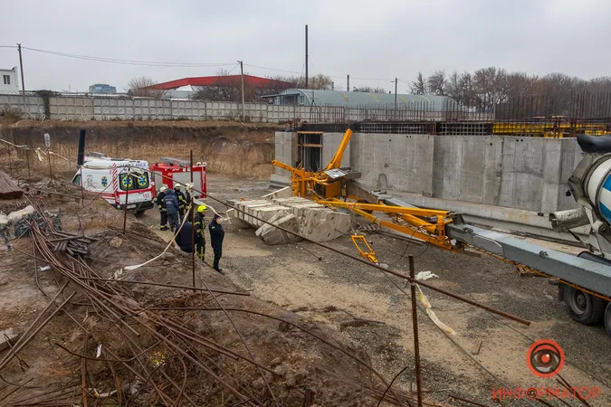 У Дніпрі кран впав на бетонозмішувач і розчавив його водія (фото)