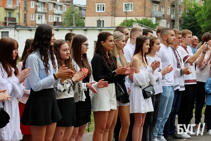 У Нововолинську для учнів пролунав останній дзвоник (фото)