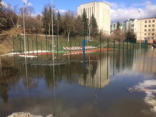 У центрі Луцька «поплив» новий спортивний майданчик (фото)