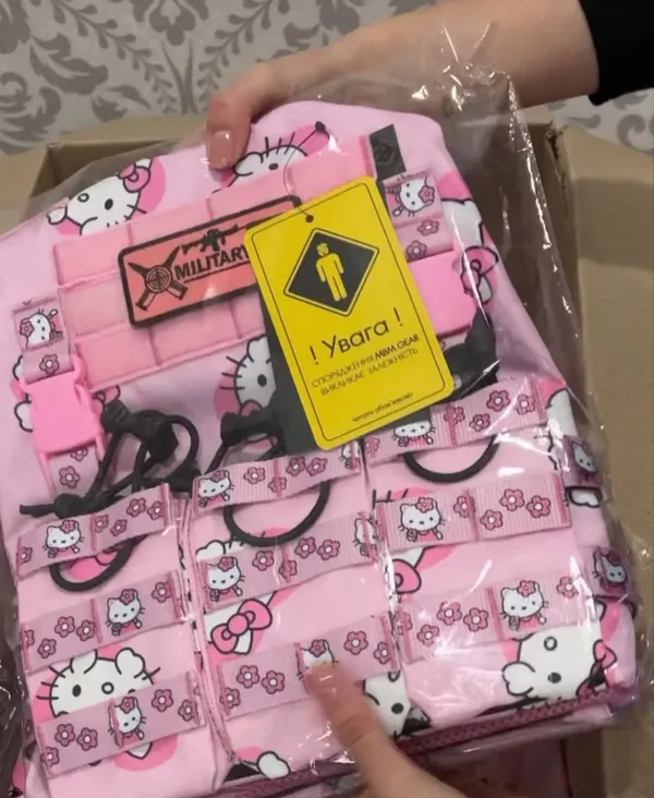 Військова з 100-ї бригади носить рожевий бронік з Hello Kitty (фото)