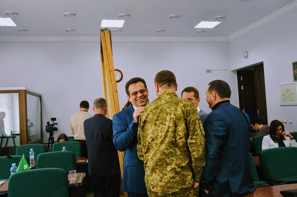 Одразу, як депутати проголосували за створення лічильної комісії, техпрацівники взялися за монтаж кабінки для голосування