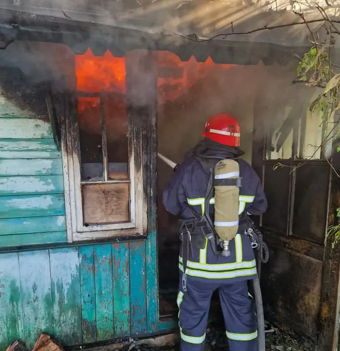 На Волині з палаючого будинку люди дістали чоловіка (фото)