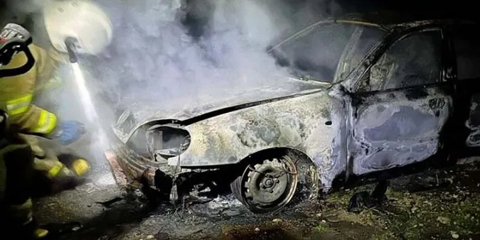 На Тернопільщині чоловік живцем згорів у своєму «ланосі» (фото)